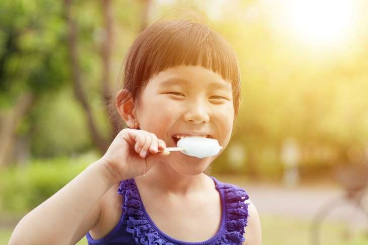 Evitar alimentos e bebidas em temperaturas extremas também evita a sensibilidade nos dentes