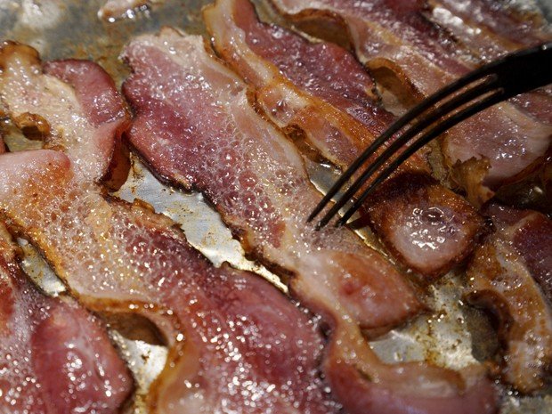 OMS coloca bacon, linguiça e salsicha na lista de alimentos cancerígenos